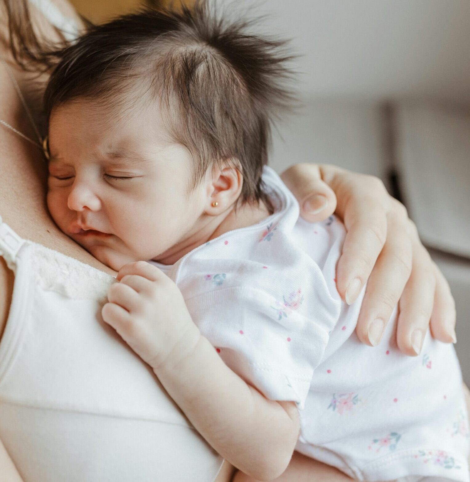 Why Is My Newborn Only Sleeping in My Arms? Here’s What to Do
